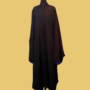 Grieks-orthodoxe soutane. Bovenste soutane. Buitensoutane. Buitenkleed voor een orthodoxe priester. Kerkkleding. Exorcisme voor een priester.