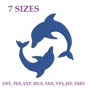 Może przedstawiać: Wzór hafciarski przedstawiający dwa niebieskie delfiny ustawione w ruchu kołowym. Tekst 7 SIZES znajduje się na górze, a tekst DST, PES, EXP, HUS, XXX, VP3, JEF, EMD jest wyświetlany na dole cyfrowej grafiki.