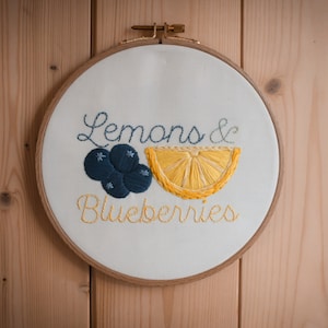 Stickrahmen-Set mit Zitrone und Blaubeere: Handgemachte 18 cm große Stickdatei
