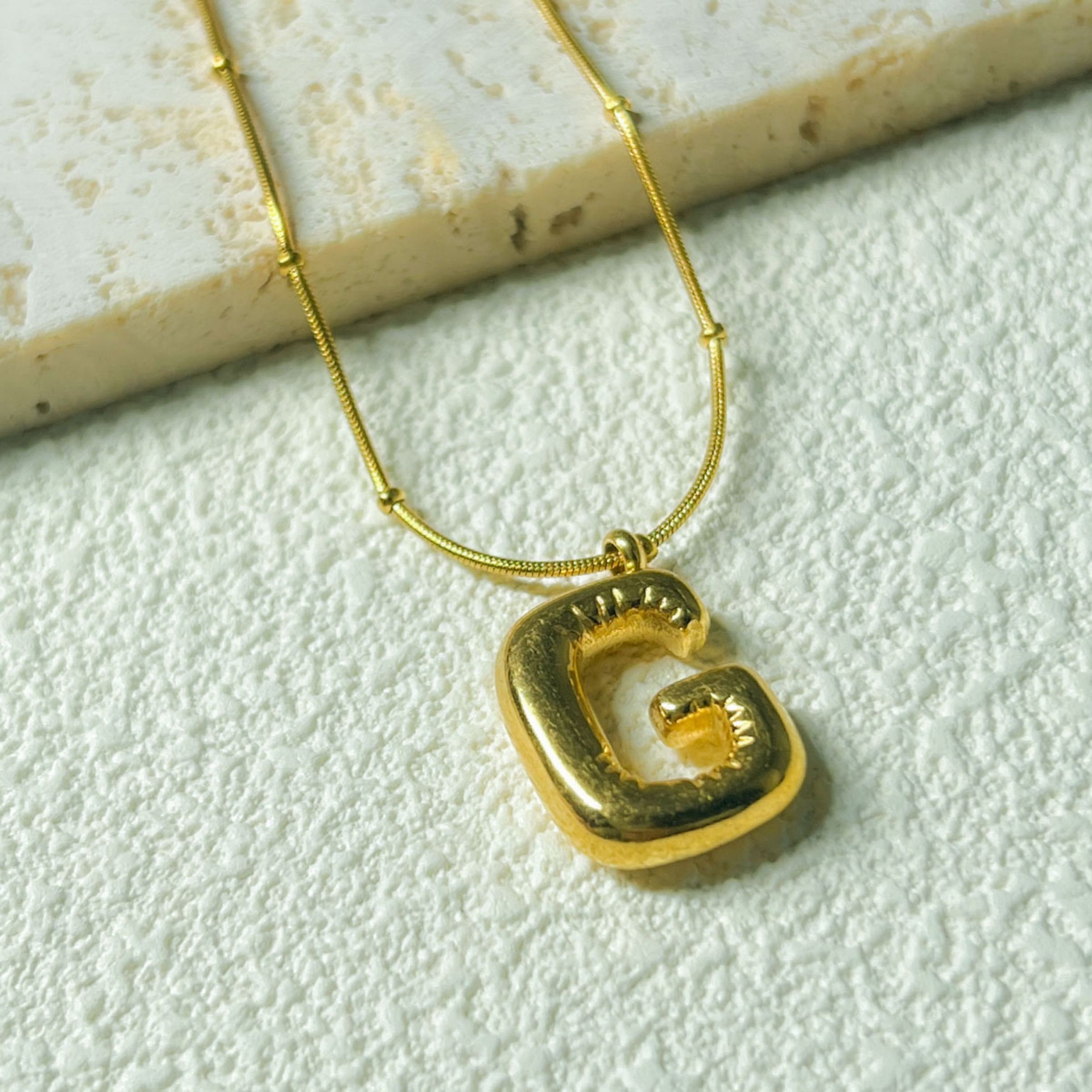 Collier Pendentif Lettre Bubble En Or 18K - Acier Inoxydable Hypoallergénique - Réglable 40-45 Cm - Résistant à L'eau