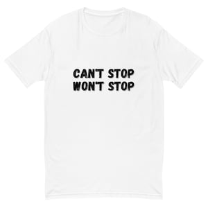 Puede incluir: Camiseta blanca con texto negro que dice "Can't Stop Won't Stop"