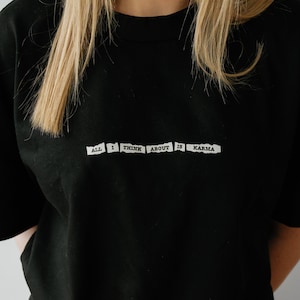 Tudo o que penso é karma - Camiseta unissex quadrada | Rep, Taylor, Endgame, produtos simples, Rep TV