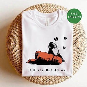 Moletom com estampa de macaco dando um soco, design de pelúcia de macaco bebê, roupa para amantes de animais.