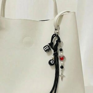 Llavero con dije de corazón y dados negros / Accesorio para bolso de paracord estilo Y2K