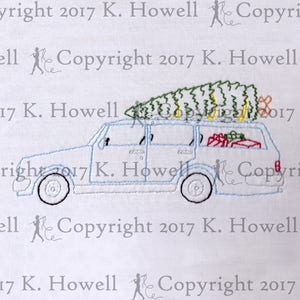 Könnte beinhalten: Ein blauer Kombi mit einem Weihnachtsbaum auf dem Dach und Geschenken im Kofferraum. Der Text "Copyright 2017 K. Howell" wird um das Bild herum wiederholt.