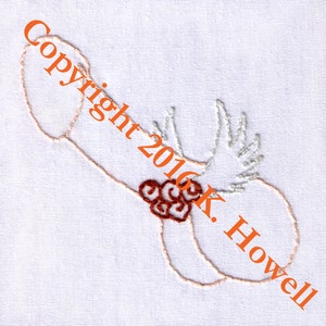 Könnte beinhalten: Gestickte Darstellung eines Knochens mit einer roten Blume und dem Text "Copyright 2016 K. Howell" in Orange.