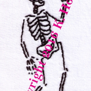 Könnte beinhalten: Schwarzweiß gesticktes Bild eines Skeletts, das Gitarre spielt. Das Bild ist signiert mit "Copyright 2016 K. Howell".