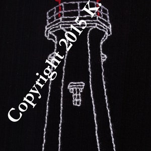 Könnte beinhalten: Weiß gestickter Leuchtturm mit rotem Dach auf schwarzem Hintergrund. Der Text "Copyright 2015 K. Howell" ist im Bild sichtbar.