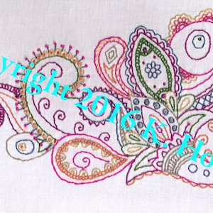 Puede incluir: Diseño de paisley bordado con detalles intrincados en tonos de rosa, morado, verde, azul y naranja. El diseño presenta una variedad de remolinos, bucles y motivos florales.