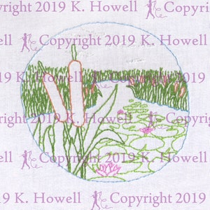 Peut inclure: Broderie représentant un étang avec des quenouilles, des nénuphars et des nymphéas. Le motif est dans les tons de vert, rose et bleu. Le texte "Copyright 2019 K. Howell" apparaît sur le bord du motif.