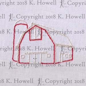 Puede incluir: Granero rojo bordado con ribetes blancos y un silo. El granero tiene una puerta blanca y dos ventanas. El bordado está sobre un fondo de tela blanca.