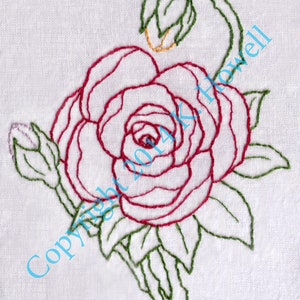 Könnte beinhalten: Eine rote gestickte Rose mit grünen Blättern und einer Knospe. Die Rose ist mit einer einzigen roten Linie gestickt, und die Blätter sind mit einer einzigen grünen Linie gestickt.