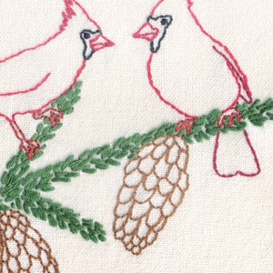 カーディナルの手刺繍パターン、枝に止まったカーディナル、クリスマス、休日、冬、クリスマス、鳥、松ぼっくり、松、木、PDF