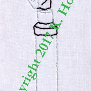 Pode incluir: Um desenho a preto e branco de um otoscópio, um instrumento médico usado para examinar o canal auditivo. O desenho está sobre um fundo de tecido branco. Copyright 2017 K. Howell.