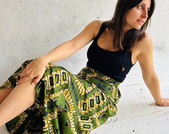 Falda con tela africana en colores verdes. Hecha a mano y diseño único. Estilo pareo talla única.