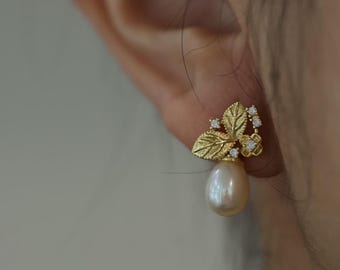 Gold Leaf Pearl Drop Earrings, Freshwater Pearl Studs, Floral Earrings Zirconia, Vintage studs, Gift for Her, Pearl Jewelry, Bridal Jewelry