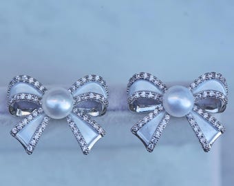Elegantes pendientes con lazo de perlas, pendientes con lazo de esmalte blanco dorado, joyas de perlas de agua dulce con diamantes de imitación, regalo para ella, pendientes de novia
