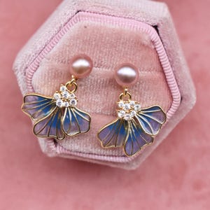 Eleganti orecchini pendenti con perle floreali, petali blu-viola e cristalli, orecchini dorati, regalo romantico per il suo matrimonio.
