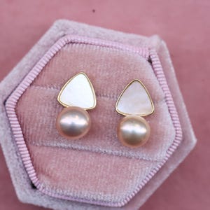 Minimalist Triangle Pearl Earrings, Geometric Pink Pearl Studs, Modern Bridal Earrings, Elegant Gold Pearl Jewelry, Simple Wedding Earrings