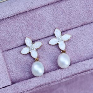 Floral Pearl Drop Earrings, Boho Bridal Earrings, Flower Earrings, Pearl Dangle Earrings, Wedding Earrings, Elegant Earrings