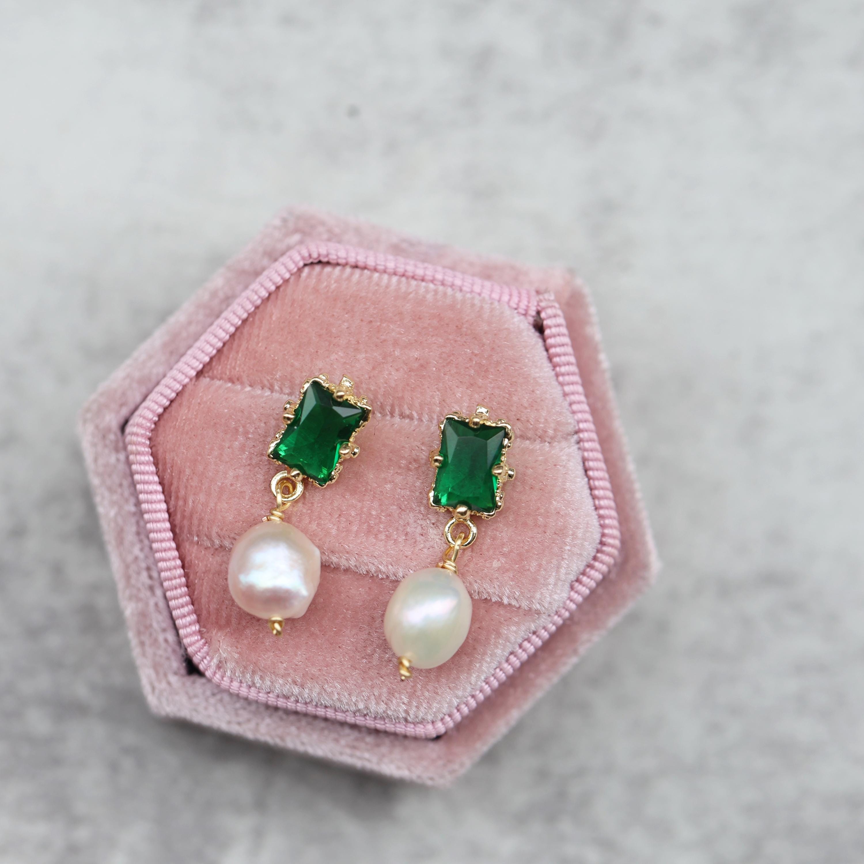 Art Deco Scallop Shell Earrings Emerald Green With Pearl  Vintage Green Gold Pearl-Embellished Earrings main image 1
