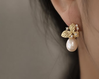 Gold Leaf Pearl Drop Earrings, Freshwater Pearl Studs, Floral Earrings Zirconia, Vintage studs, Gift for Her, Pearl Jewelry, Bridal Jewelry