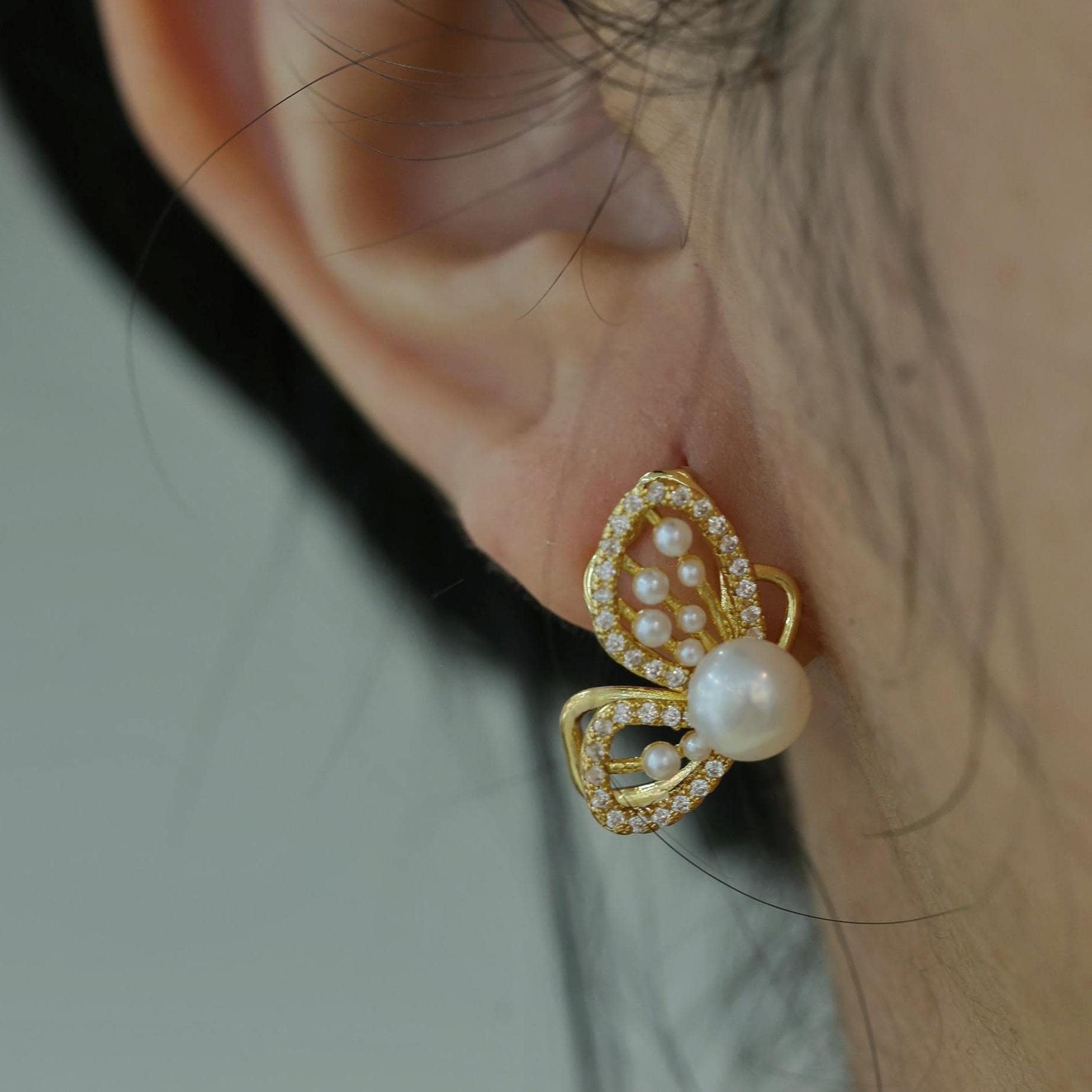 バタフライ淡水パールゴールドメッキスタッドピアス、ブライズメイド 