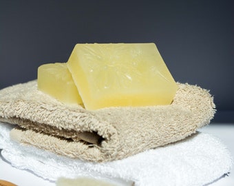 Pain de savon de luxe 100% naturel enrichi en huile d'argan, crème essentielle, huile de camomille et huile de jojoba.