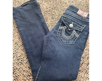True Religion Becky Big T Bootcut Jeans Dark Wash Weiß Stitch Größe 28 Gesäumt