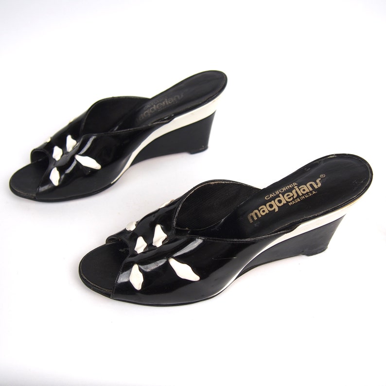 Size 7.5 8N 60s Wedge Slide // Open Toe Slip On Sandals // Black Patent Leather Slides // image 4