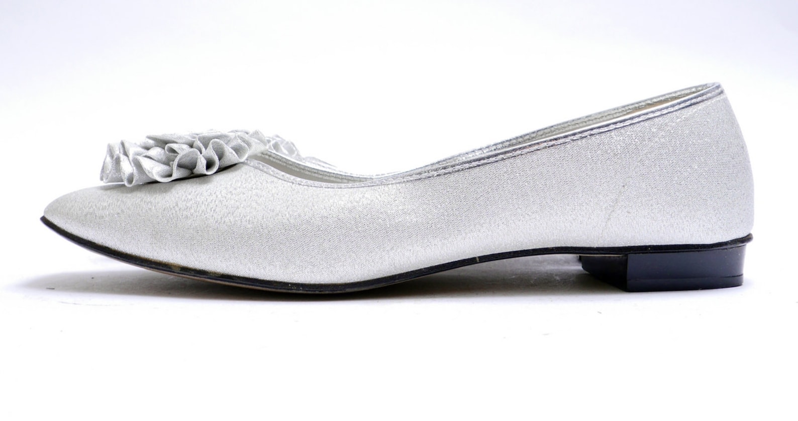 50s ballet flats // silver bow accents// flat slip ons// 8m size