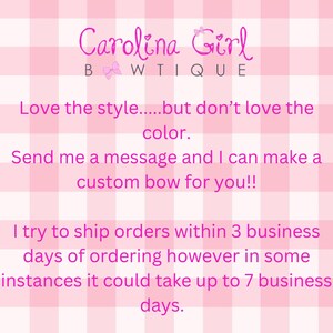 Op de afbeelding: Tekst op een roze-witte ruitjesachtergrond die "Carolina Girl Boutique" luidt. De tekst gaat verder: "Ik hou van de stijl...maar ik hou niet van de kleur. Stuur me een bericht en ik kan een aangepaste strik voor je maken!! Ik probeer bestellingen binnen 3 werkdagen na bestelling te verzenden, maar in sommige gevallen kan het tot 7 werkdagen duren."