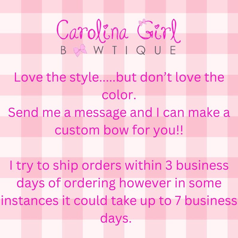 Op de afbeelding: Tekst op een roze-witte ruitjesachtergrond die "Carolina Girl Boutique" luidt. De tekst gaat verder: "Ik hou van de stijl...maar ik hou niet van de kleur. Stuur me een bericht en ik kan een aangepaste strik voor je maken!! Ik probeer bestellingen binnen 3 werkdagen na bestelling te verzenden, maar in sommige gevallen kan het tot 7 werkdagen duren."