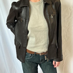 Giacca classica da donna in pelle marrone scuro, giacca in pelle di pecora dal taglio dritto. Giacca da donna in morbida pelle naturale, regalo per donna, cerniera YKK.