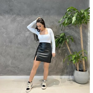 Chic Women&#39;s Black Leather Pencil Skirt - Sleek and Stylish High-Waist Leather Skirt for Every Occasion, Available in Custom Sizes