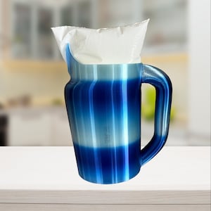 Pichet à lait pour sacs de lait fabriqué au Canada - Bec verseur conçu pour un versement contrôlé, le sac tombe facilement, poignée confortable (bleu brillant)