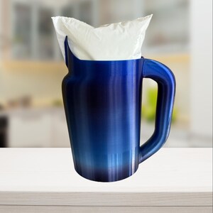 Support pour sac de lait Design personnalisé fabriqué au Canada - Bec verseur conçu pour un versement contrôlé, le sac tombe facilement, poignée confortable (bleu fusion)
