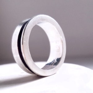 Anillo de plata de ley para hombre con línea acanalada de oxidación negra, alianza para hombre, joyería para hombre