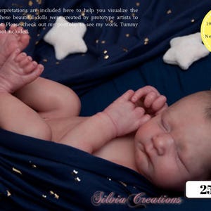 Może przedstawiać: Biały ceramiczny kubek z czarnym uchwytem i napisem "But First, Coffee" w stylu odręcznym. Kubek stoi na białej powierzchni. Kubek ma 10 cm wysokości.