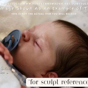 Może przedstawiać: Zestaw trzech ceramicznych kubków z nakrapianym, matowym wykończeniem. Kubki są w odcieniach kremu, jasnoszarym i ciemnoszarym. Każdy kubek ma prosty, minimalistyczny design.