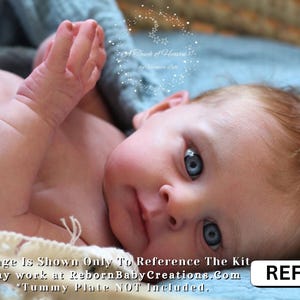 Może przedstawiać: Rustykalny drewniany szyld z napisem "Welcome to our home" w białych literach. Szyld ma postarzaną powierzchnię i prosty, zachęcający design, idealny do dekoracji wejścia.