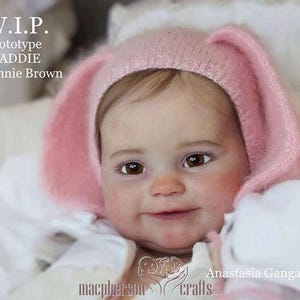 Może przedstawiać: Rustykalny drewniany szyld z napisem "Welcome to our home" w białych literach. Szyld ma postarzaną powierzchnię i prosty, zachęcający design, idealny na ganek lub do wejścia.