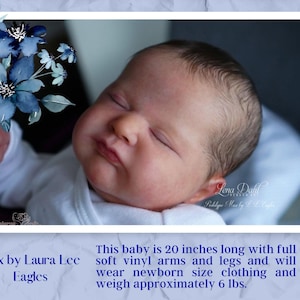 Może przedstawiać: Zestaw trzech ceramicznych kubków z nakrapianym, kremowym szkliwem. Każdy kubek ma inny ręcznie malowany wzór: niebiesko-zielony liść, żółty kwiat i czerwona jagoda. Kubki mają prosty, nowoczesny design.