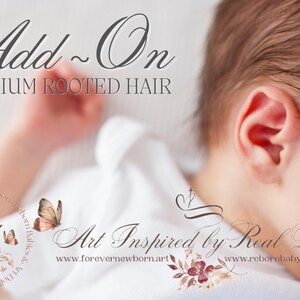 Può includere: Primo piano di un orecchio di bambino con capelli morbidi e castano chiaro. L'immagine è un'immagine promozionale per un'azienda di bambole reborn, con il testo "Add-On PREMIUM ROOTED HAIR" e l'indirizzo del sito web dell'azienda.