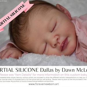 Può includere: Una bambola realistica per bambini con gli occhi chiusi, che indossa una tutina rosa, appoggiata su una superficie bianca e soffice. Il testo "PARTIAL SILICONE" è visualizzato su uno striscione rosa. È visibile anche il testo "PARTIAL SILICONE Dallas by Dawn McLeod".
