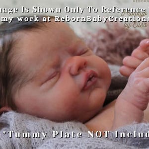 Może przedstawiać: Zestaw trzech ceramicznych kubków z nakrapianym, matowym wykończeniem. Kubki są w odcieniach kremowym, jasnoszarym i ciemnoszarym. Każdy kubek ma prosty, minimalistyczny design, idealny do kawy lub herbaty.