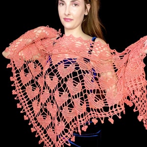 Scialle Crochet Hearts - Edizione spessa Coral Peach - Sciarpa triangolare in morbida alpaca merino - Fatto a mano in Canada