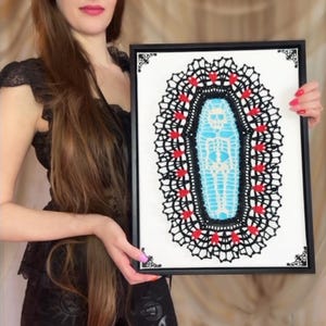 Arte de pared de crochet con esqueleto de ataúd: decoración gótica para el hogar