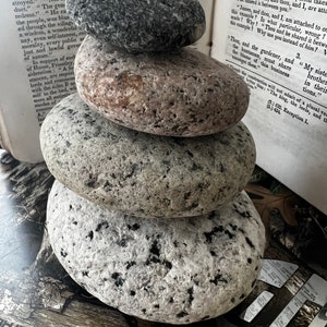 Granite Stone Cairn Natural Home Decor Balancing Display, Balance and Grounding Stones Metaphysical beach rocks afbeelding 4