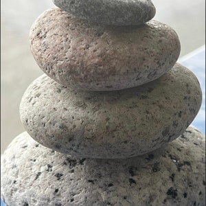 Granite Stone Cairn Natural Home Decor Balancing Display, Balance and Grounding Stones Metaphysical beach rocks afbeelding 3